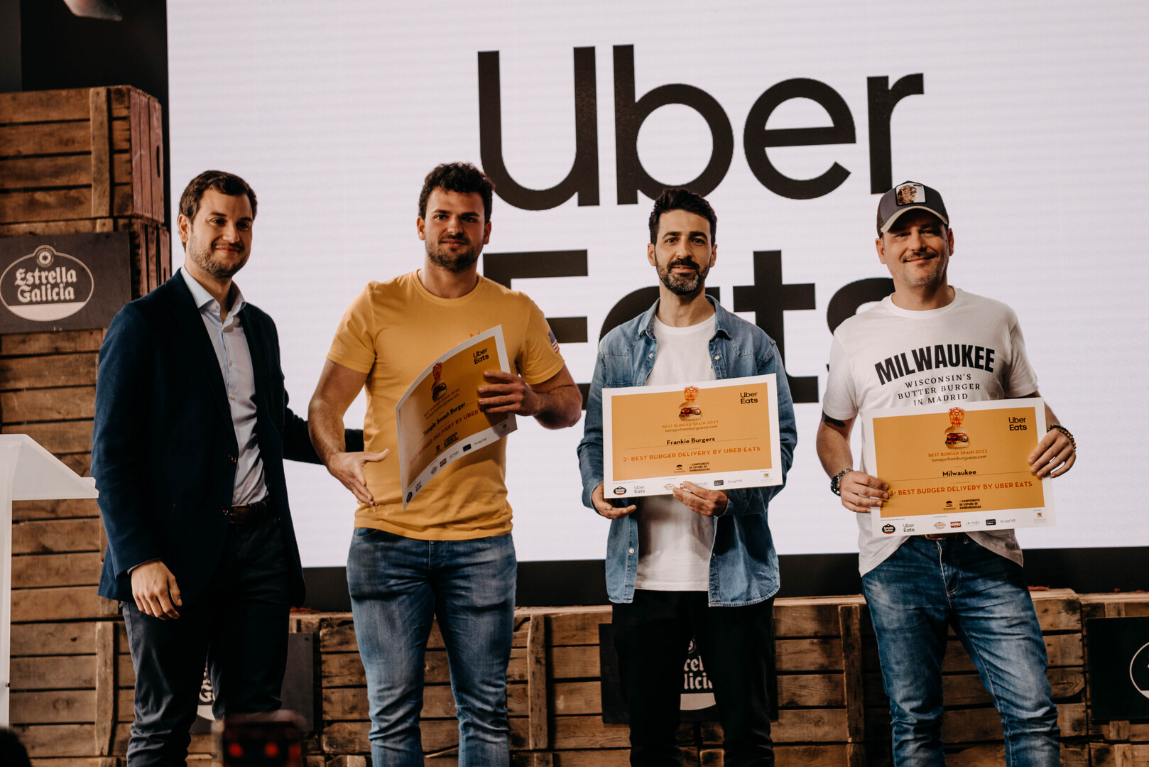 D. Albert Medianero de Uber Eats, entregando los diplomas a Best Burger Delivery By Uber Eats.