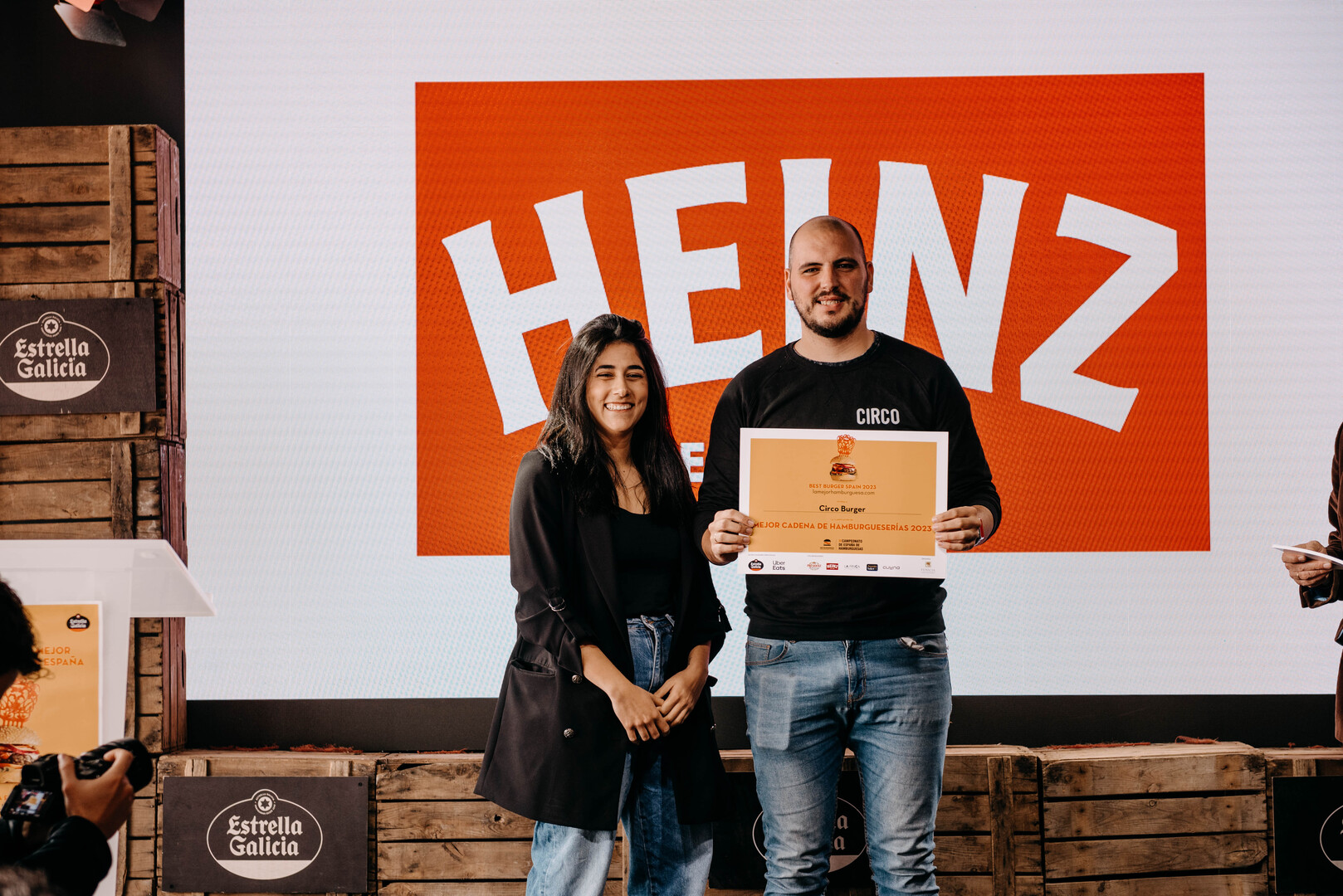 Dña. Miriam Panday, activation manager de Heinz, entregando el premio a la mejor cadena 2023 a Circo
