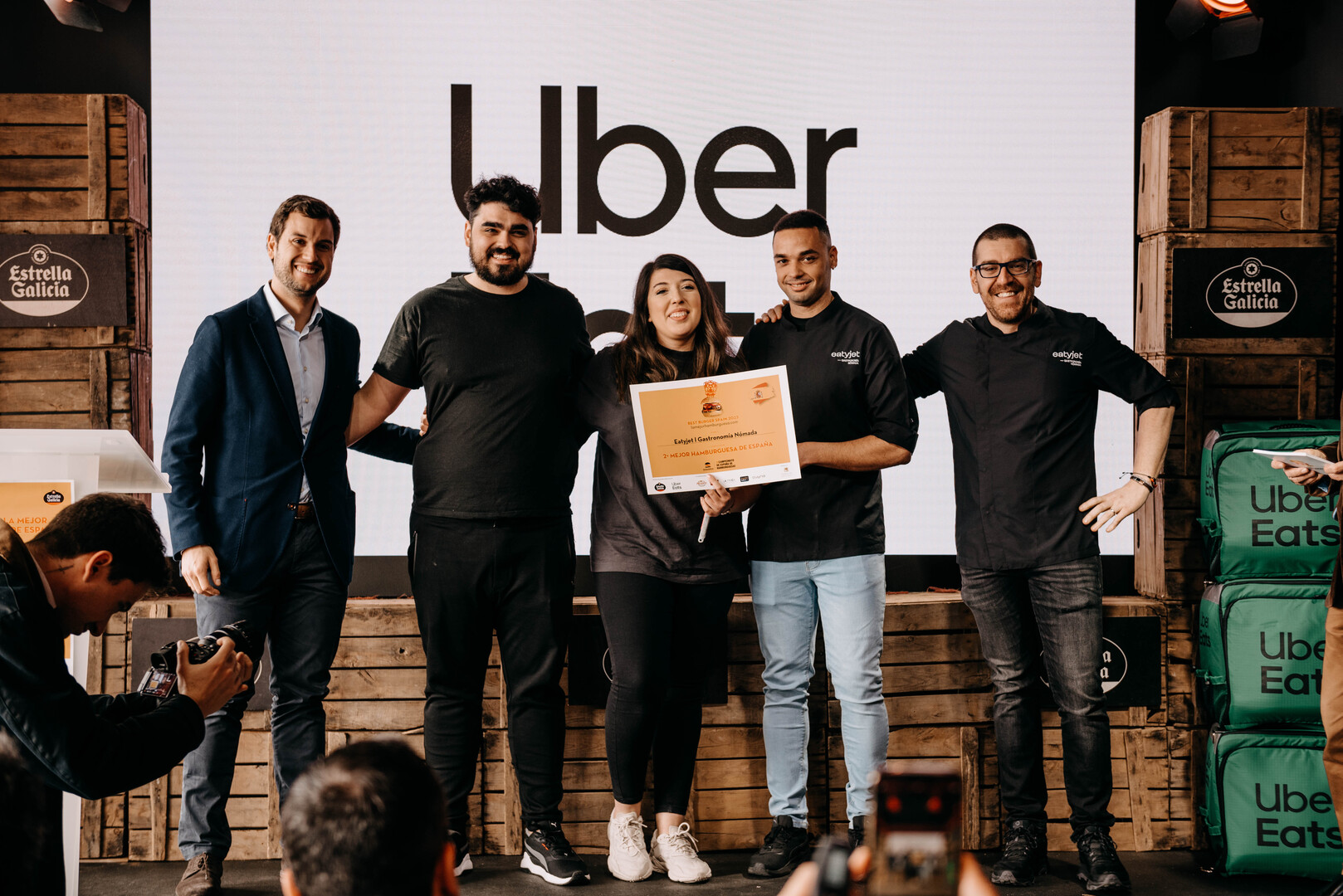 D. Albert Medianero de Uber Eats, entregando la 2ª Mejor Burger de España 2023 a Eatyjet.
